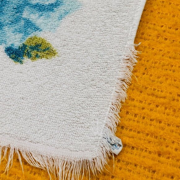 Vintage 60s CANNON Blue Cabbage Rose Bouquet Decorative Fringed Towel 22" x 36" - Picture 10 of 10